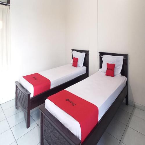 Standard Twin Room room in RedDoorz Syariah @Hotel Pandan Wangi near Alun Alun Sidoarjo