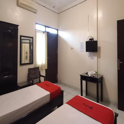 Standard Twin Room image 10