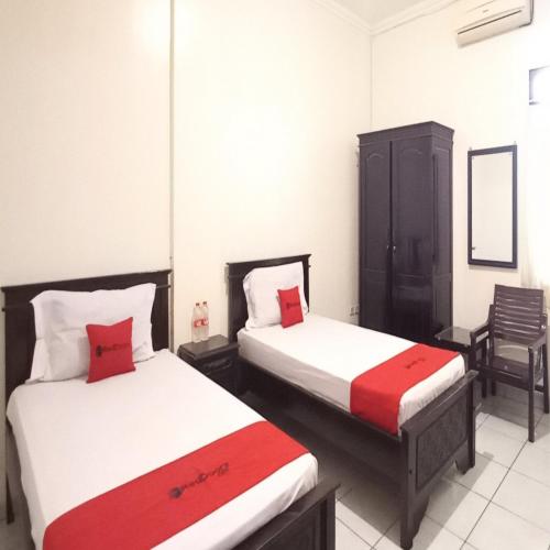 Standard Twin Room image 9