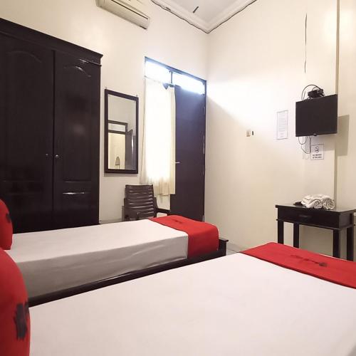 Standard Twin Room image 8