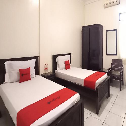 Standard Twin Room image 7