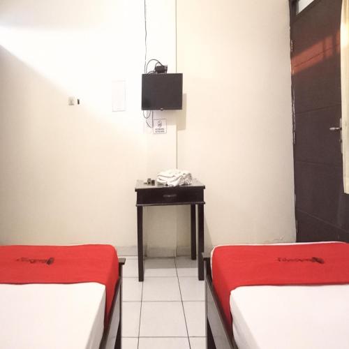 Standard Twin Room image 6
