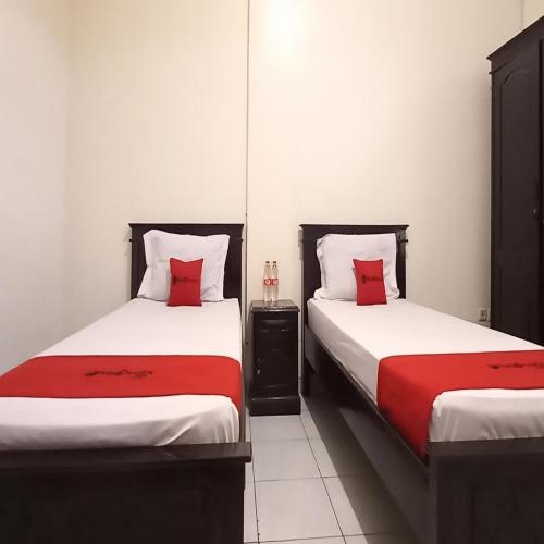 Standard Twin Room image 5
