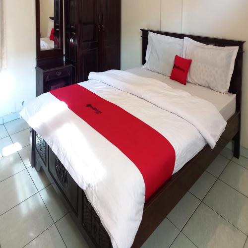 Superior Double Room room in RedDoorz Syariah @Hotel Pandan Wangi near Alun Alun Sidoarjo