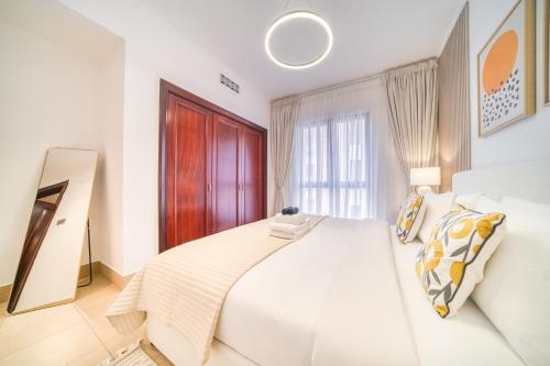 Upscale 1-Bedroom Apt with Iconic Burj Khalifa View - main image
