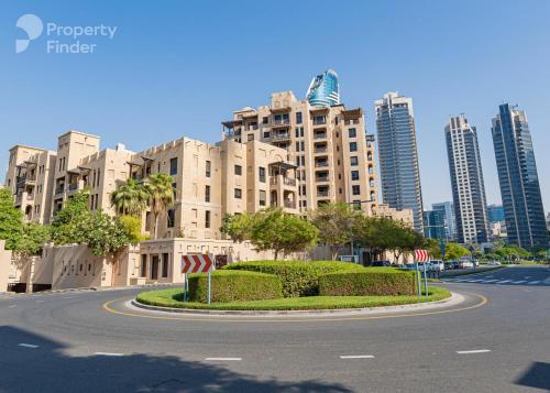 Upscale 1-Bedroom Apt with Iconic Burj Khalifa View - image 3