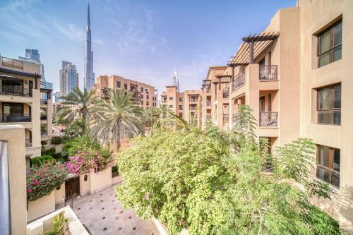 Upscale 1-Bedroom Apt with Iconic Burj Khalifa View - image 14