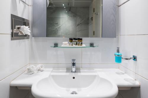 Double or Twin Room with Mountain View image 3