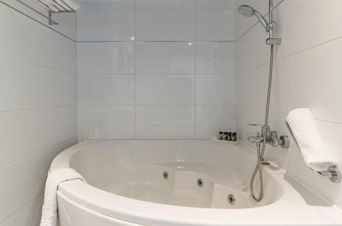 Suite with Garden View image 6