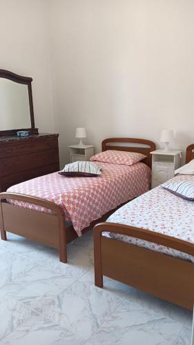 2 twin beds