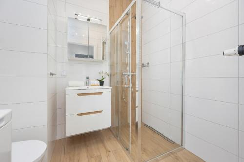 Comfy Two-Bedroom Apartment near Chopin Airport Warsaw's Ursynów by Noclegi Renters - image 2
