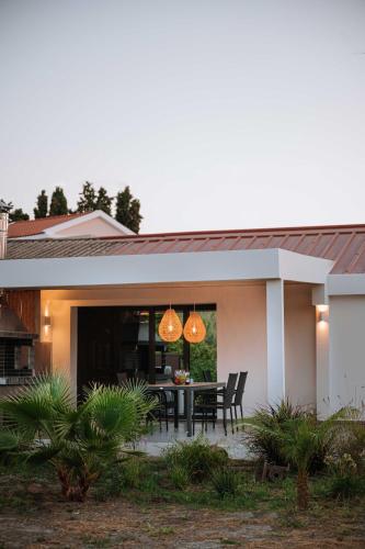 Manolis Seaside Villa with Private Pool, Soroni