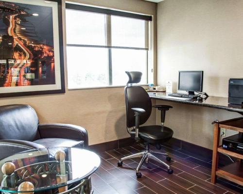 Comfort Suites Lombard/Addison - image 4