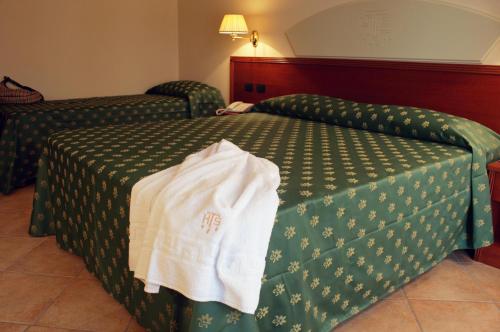 1 queen bed, 1 twin bed
