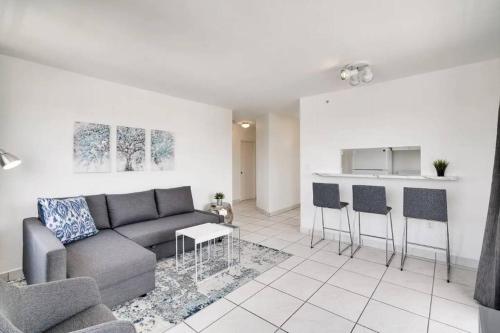 1106- 1BR & 1BA with Balcony, Stunning City & Ocean Views thumb 2