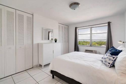 1106- 1BR & 1BA with Balcony, Stunning City & Ocean Views thumb 4