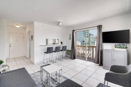 1106- 1BR & 1BA with Balcony, Stunning City & Ocean Views in Miami Beach, USA
