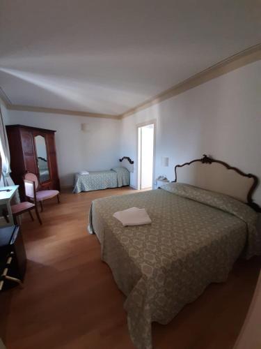 1 queen bed, 1 twin bed