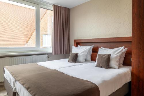 Double Room with Shower image 4