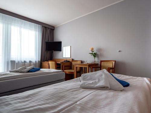 2 twin beds, 1 sofa bed