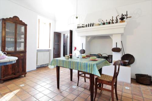 virtuve, La Casa Dei Nonni, House With Private Pool, Torino in Brozolo