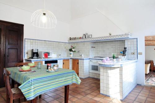 virtuve, La Casa Dei Nonni, House With Private Pool, Torino in Brozolo