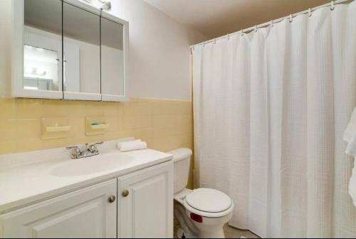 1203- Modern 1BR & 2BA Apartment with Balcony in Miami Beach, USA