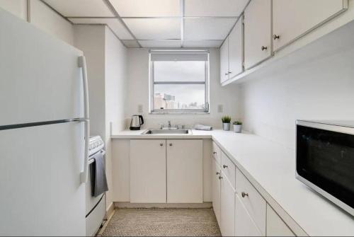 1203- Modern 1BR & 2BA Apartment with Balcony in Miami Beach, USA