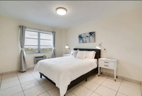 1203- Modern 1BR & 2BA Apartment with Balcony in Miami Beach, USA