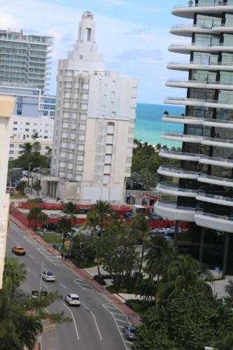 1203- Modern 1BR & 2BA Apartment with Balcony in Miami Beach, USA