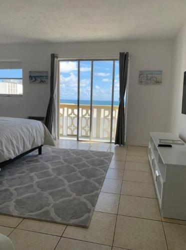 1402- Oceanfront 1BR & 1 Bath Retreat with Stunning Views in Miami Beach, USA