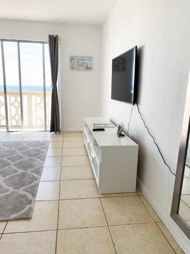 1402- Oceanfront 1BR & 1 Bath Retreat with Stunning Views thumb 2