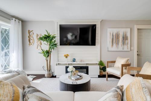 Koplietošanas atpūtas telpa ar TV, Luxury Midterm Rental for Families, Medical and Corporate Professionals Cincy in Forest Park (OH)