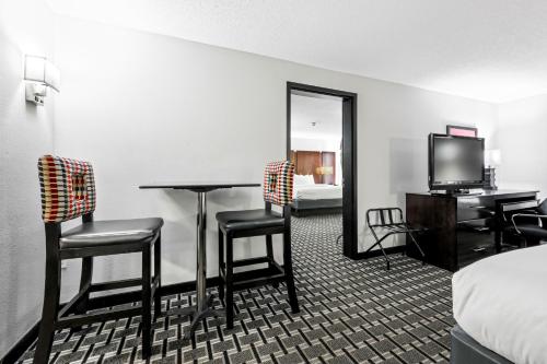Suite with One King Bed and Two Queen Beds