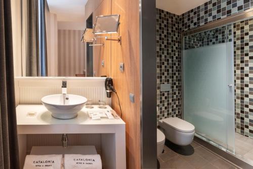 Double or Twin Room image 5