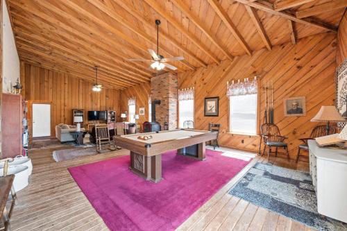 Big Family Lodge near ARK Sleeps 16 - image 11