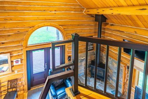 Pine Cabin - image 3