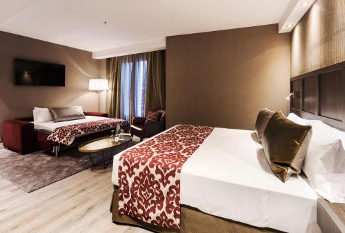 1 twin bed, 1 sofa bed