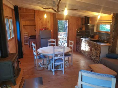 virtuve, Gîte nature La clairière (Gite nature La clairiere) in Rosiers D'Egletons