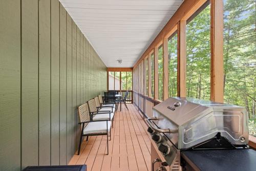 3 Bedrooms Fire Pit Grill Screened Porch Deck in Basye, USA