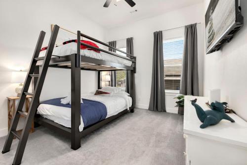 Hog Haus - 1 2 Mile to DT Fayetteville - Sleeps 8 in Fayetteville, USA