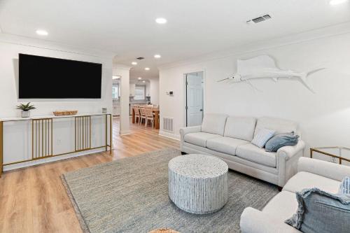 Mins to Casino & Beach Fire Pit Large Yard Decks in Shoreline Park, USA
