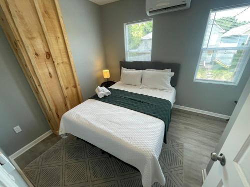 The Yale Townhouse- 2 BR in ฮิลล์ท็อป