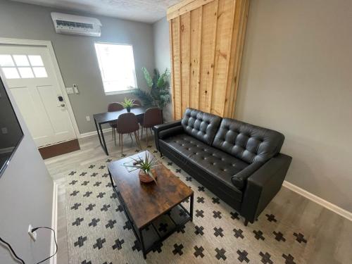 The Yale Townhouse 2 - 2BR in Franklinton