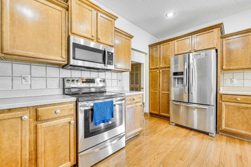 Pet-Friendly Johnston Getaway with Deck and Yard! in Johnston, USA