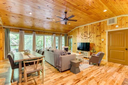 Creekside Cabin Rental about 8 Mi to Downtown Ellijay! in Ellijay, USA