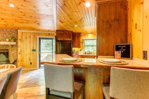 Creekside Cabin Rental about 8 Mi to Downtown Ellijay! in Ellijay, USA