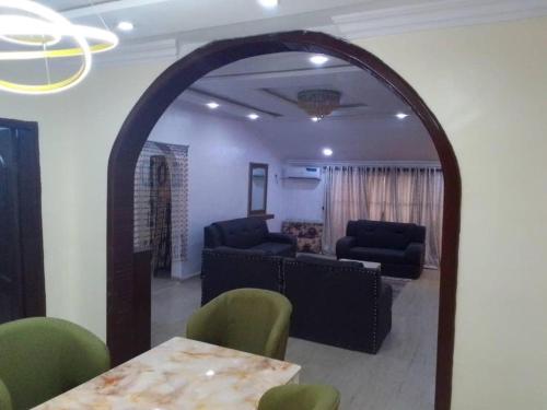 House - Sleeps 6 & Free Parking, Лагос (фото 5)