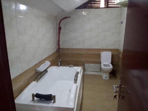 House - Sleeps 6 & Free Parking, Лагос (фото 8)