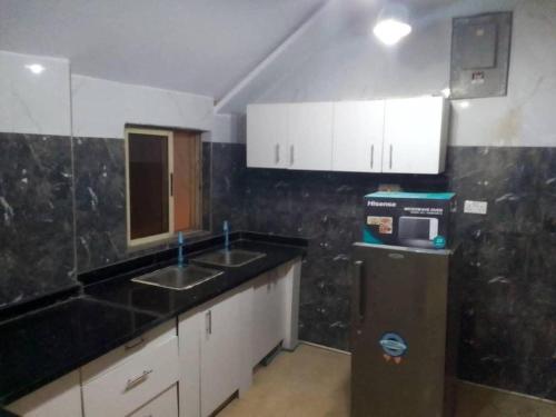 House - Sleeps 6 & Free Parking, Лагос (фото 9)